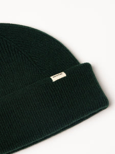 A woven logo tag to the cuff of the KESTIN Braemar Beanie.