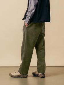 The side profile of the KESTIN Doune Pant in Olive Twill.