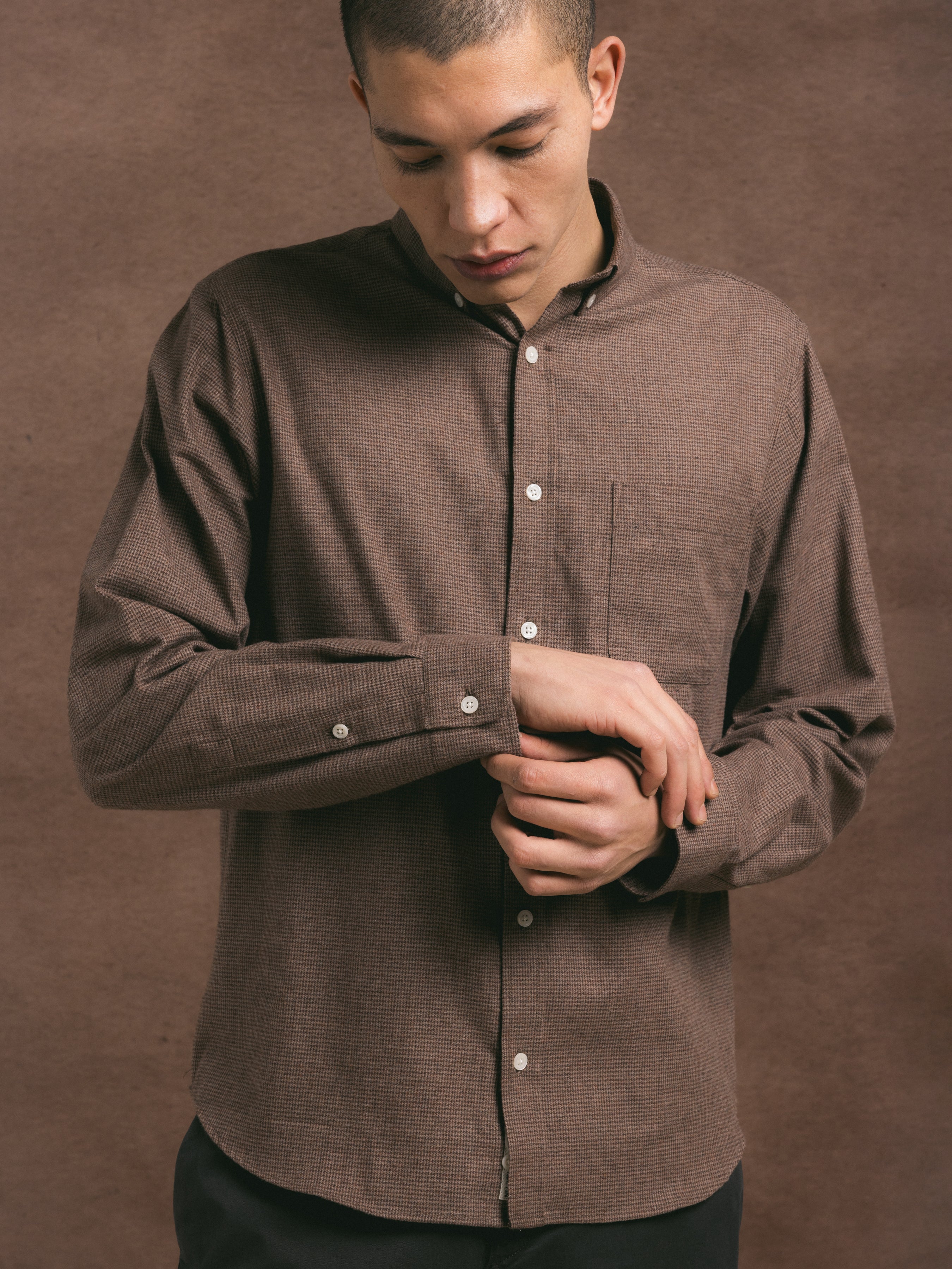 Raeburn Button Down Shirt in Taupe Houndstooth