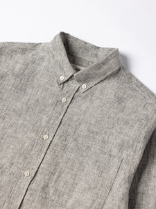 A close-up of the button down collar of the KESTIN Raeburn Shirt in ecru / black linen.