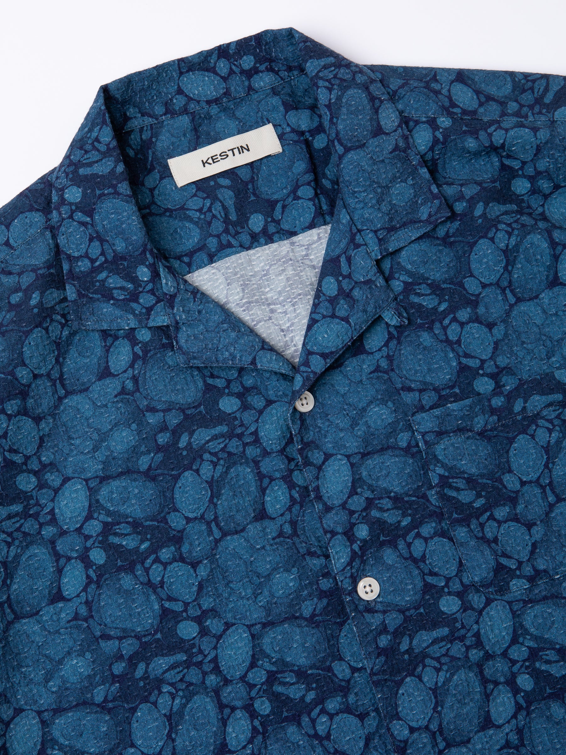 The collar of the KESTIN Crammond Shirt in a blue marble print.