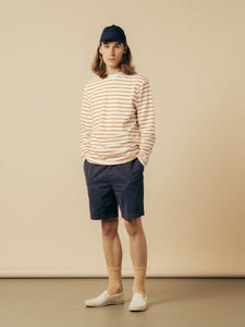 A model wearing a comfortable and casual spring outfit.